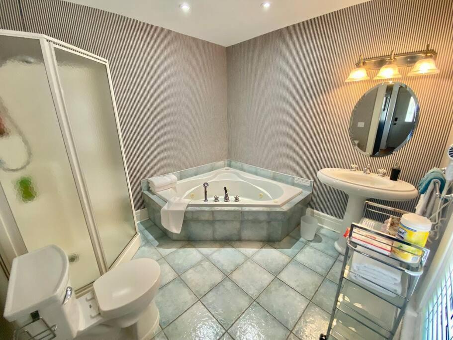 Adorable 2-Bedroom Unit With Jacuzzi Beside Falls Niagara-Fälle Exterior foto
