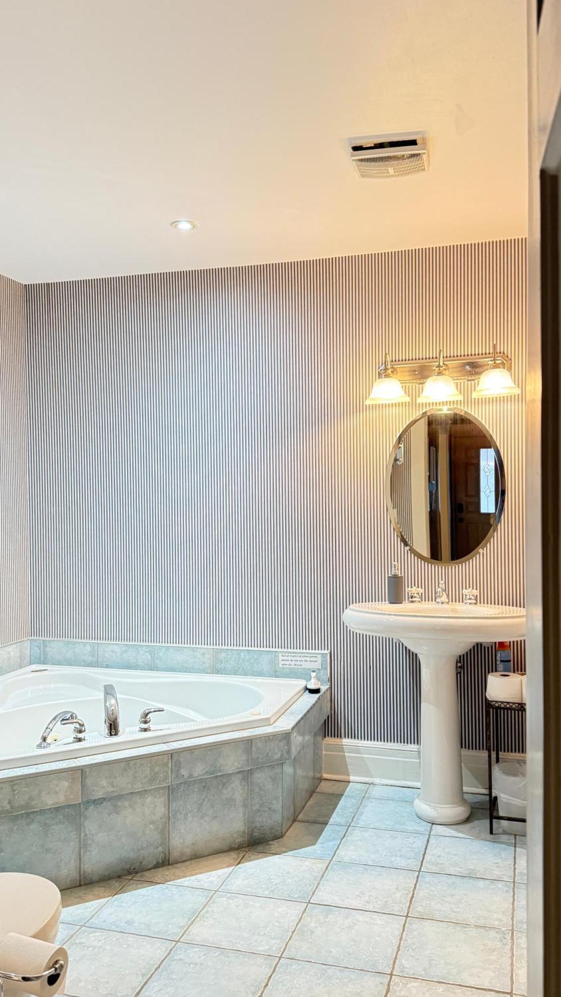 Adorable 2-Bedroom Unit With Jacuzzi Beside Falls Niagara-Fälle Exterior foto